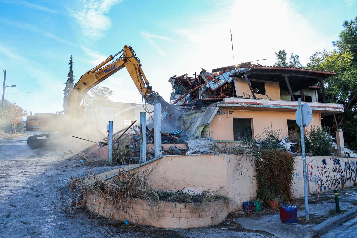 Κατεδαφίσεις κτισμάτων στην οδό Σπαρτάκου με Φωκά κοντά στην Επταπυργίου προκειμένου να δημιουργηθεί νέος χώρος πρασίνου και σχολείο- Άμεσα θα αξιοποιηθεί ο χώρος με τη δημιουργία νέων θέσεων στάθμευσης 