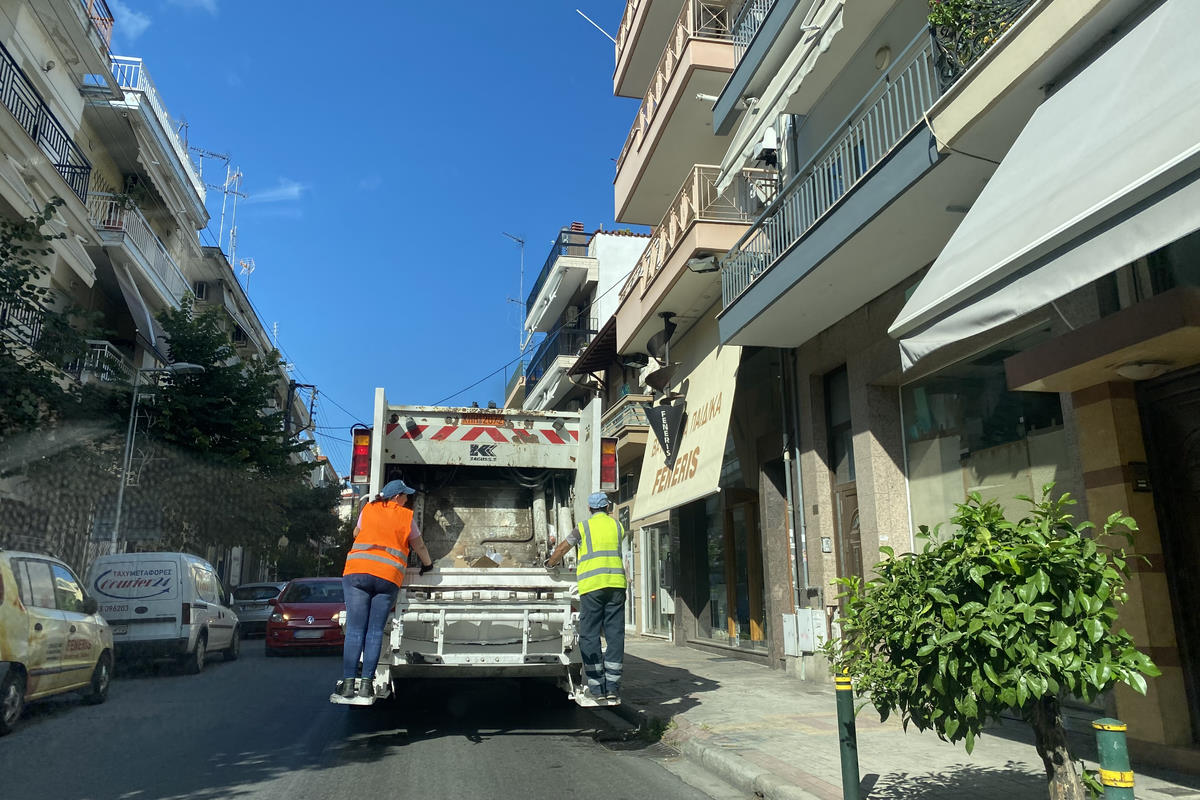 Στο πλευρό της εργαζόμενης στην Καθαριότητα του δήμου που τραυματίστηκε σε τροχαίο εν ώρα εργασίας ο δήμαρχος Νεάπολης-Συκεών