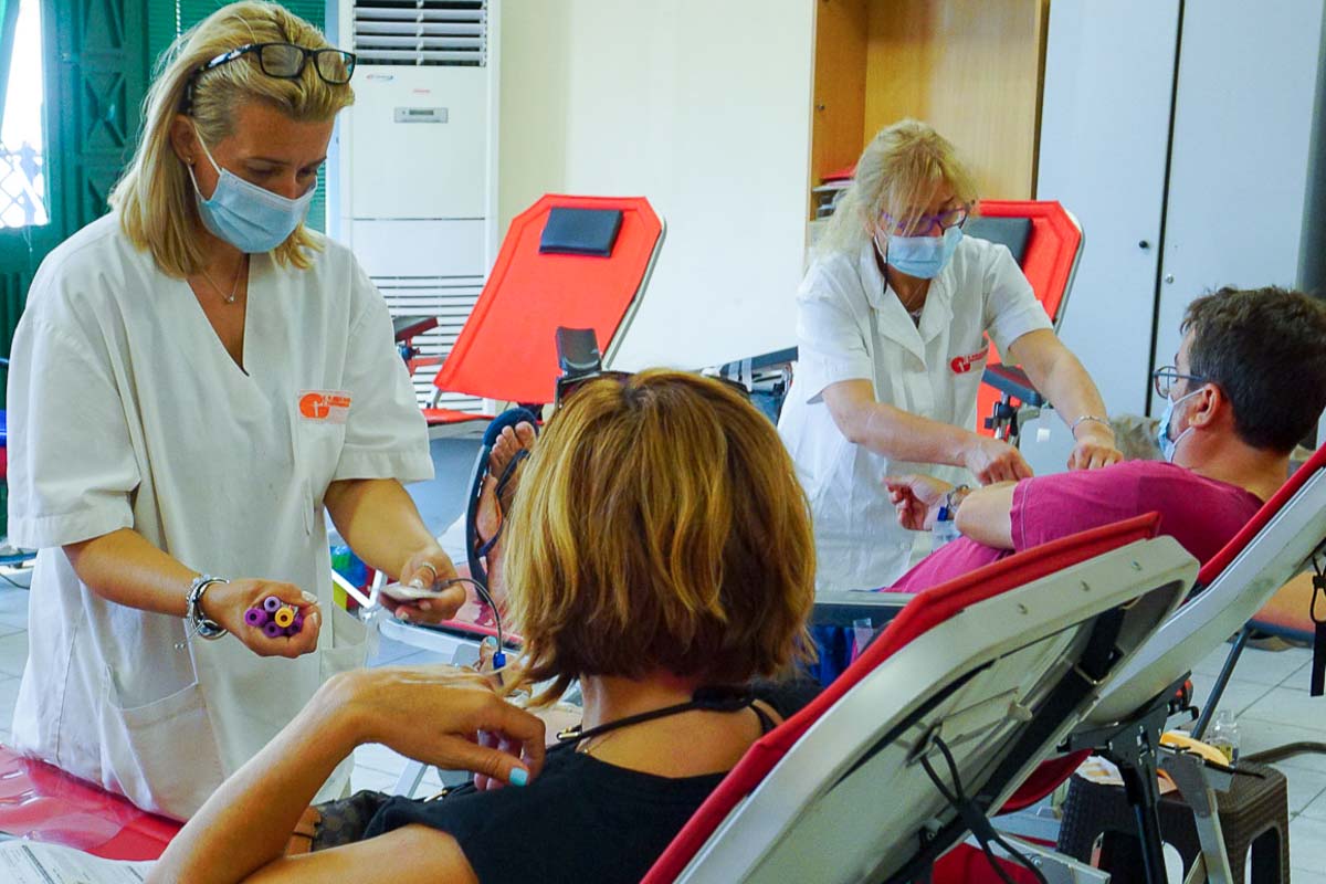 Οι εθελοντές αψήφησαν τον καύσωνα και ενίσχυσαν την Τράπεζα Αίματος του δήμου Νεάπολης-Συκεών με 410 μονάδες αίματος