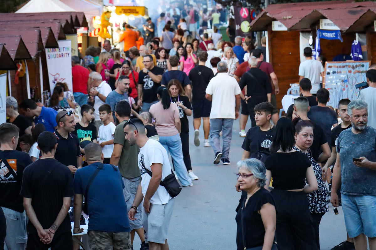 Η «Βαλκανική Πλατεία» ήταν γεμάτη στην πρεμιέρα της με πυρήνα ένα συγκινητικό αφιέρωμα στον Μίκη Θεοδωράκη για τα 50 χρόνια από την αποκατάσταση της Δημοκρατίας