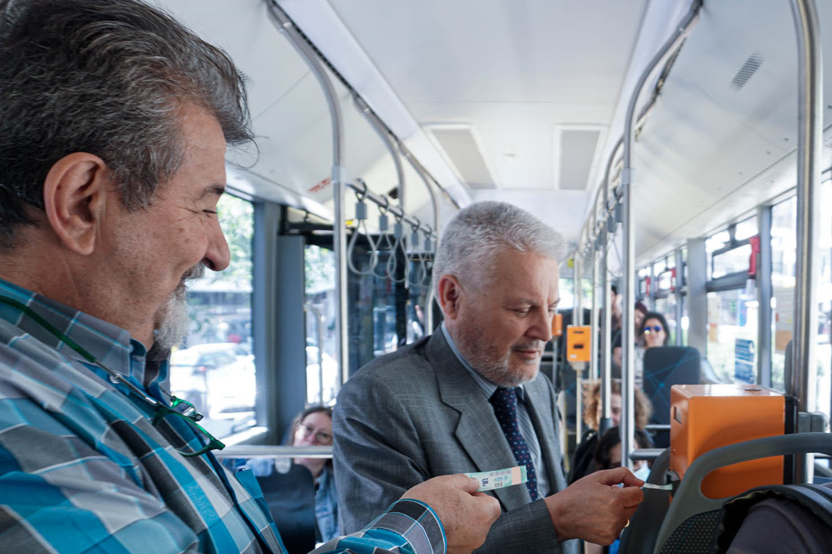 Σίμος Δανιηλίδης και Κώστας Ταγγίρης πήραν το λεωφορείο για να εγκαινιάσουν την ένταξη της γραμμής 28 του ΟΑΣΘ στην ηλεκτροκίνηση