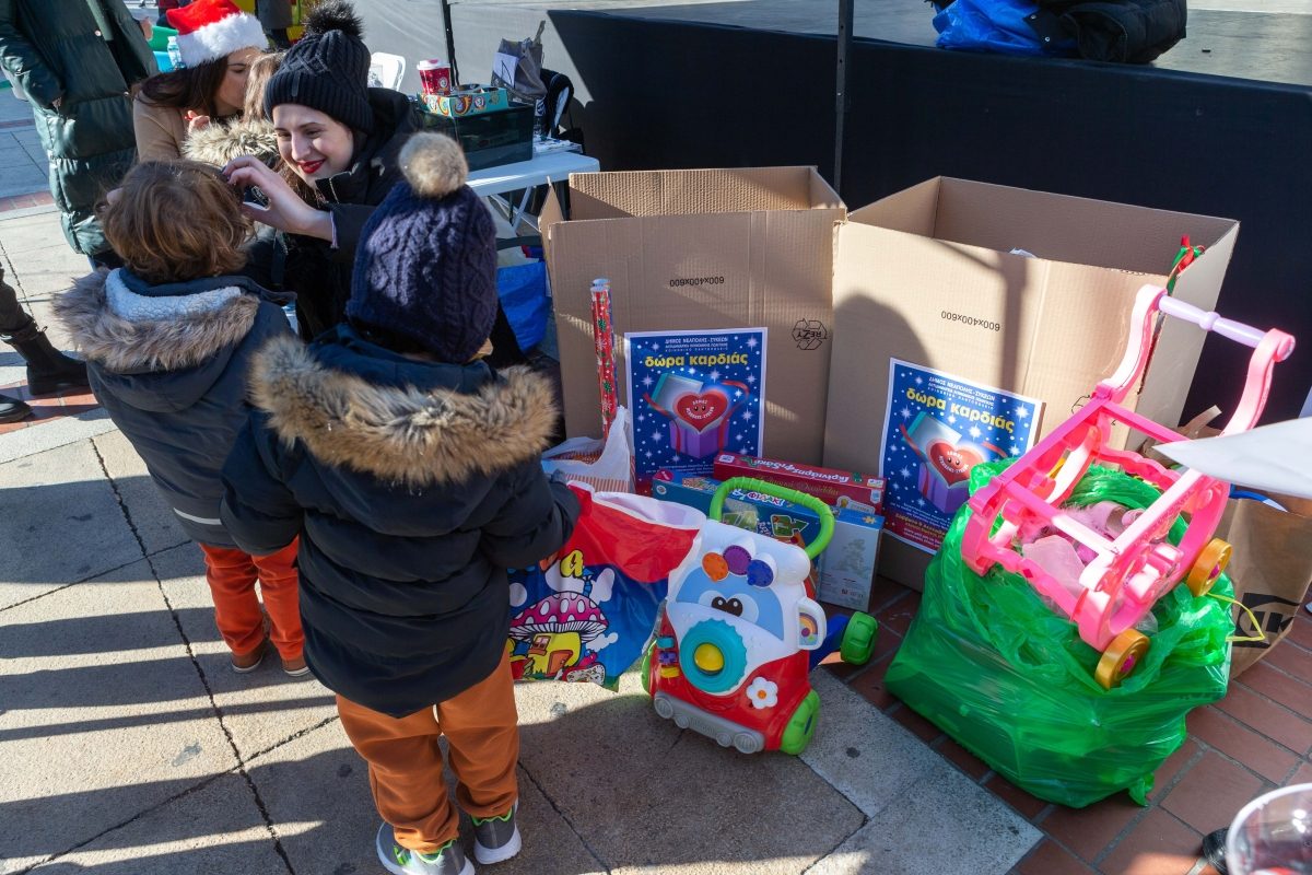 To Κοινωνικό Παντοπωλείο μοιράζει στα παιδιά τα Δώρα Καρδιάς που συγκέντρωσε πριν τα Χριστούγεννα