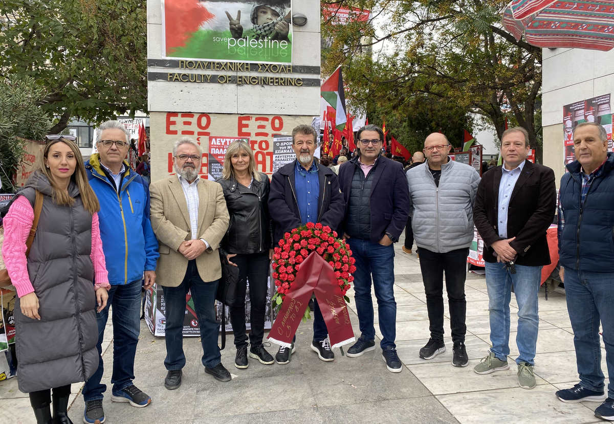 Στεφάνι στο μνημείο του Πολυτεχνείου κατέθεσε ο Σίμος Δανιηλίδης – Φόρος τιμής στους αγωνιστές της ελευθερίας και της δημοκρατίας από αντιπροσωπεία του δήμου