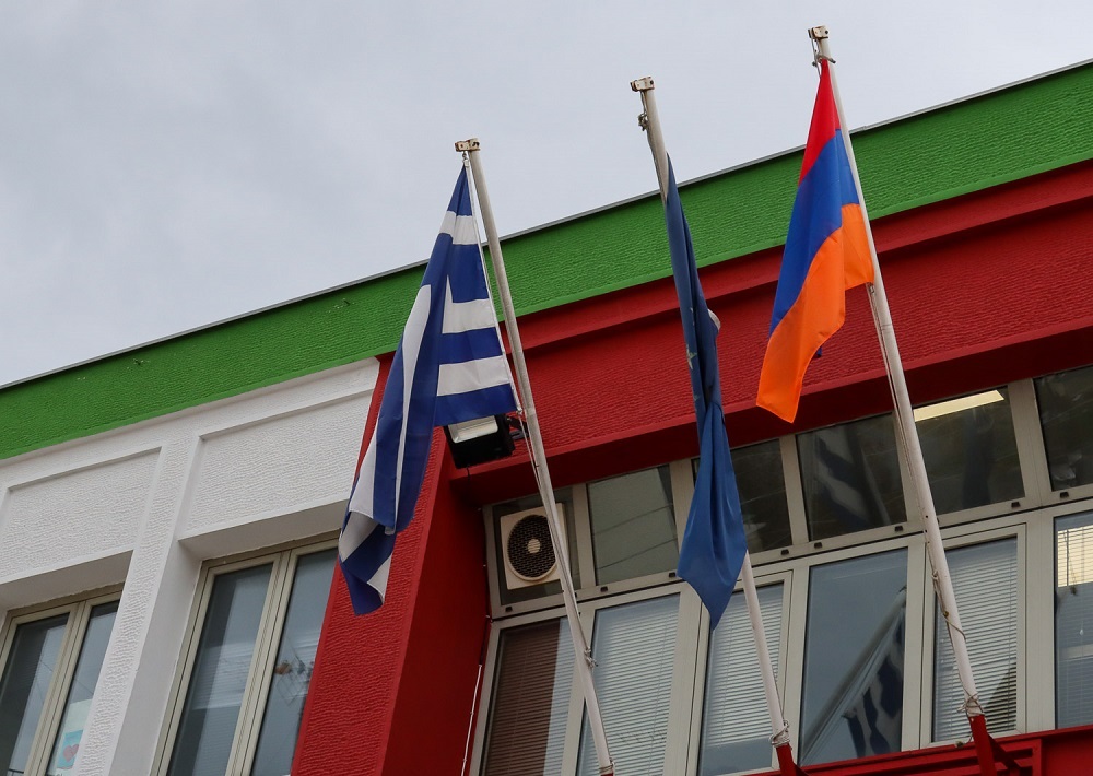 Δίπλα στην ελληνική, η σημαία της Αρμενίας στο δημαρχείο Νεάπολης-Συκεών